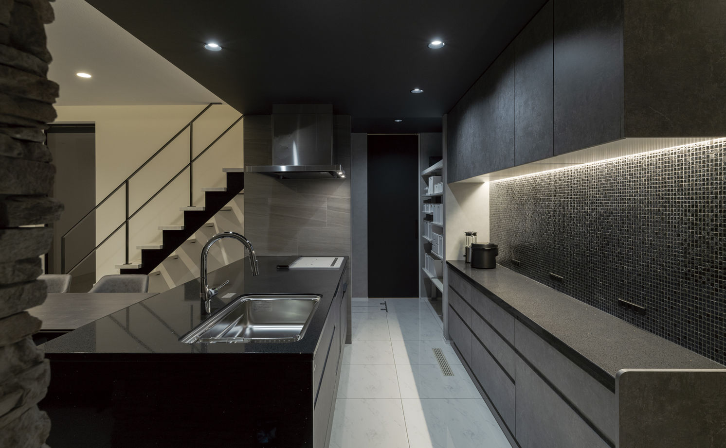 オカモトハウジング 【間取り図有/テラス/リゾートライク】大開口でリビングと繋がる、水盤テラスのある家の建築実例画像9