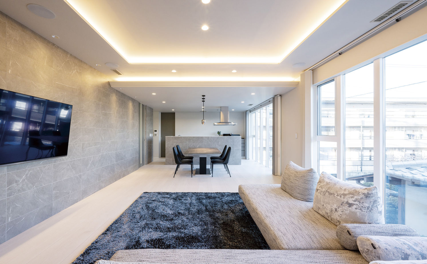 オカモトハウジング 【間取り図有/2階LDK/収納充実】住宅街でも圧倒的な開放感。交通量の多い交差点に佇む、シンボリックな家の建築実例画像2