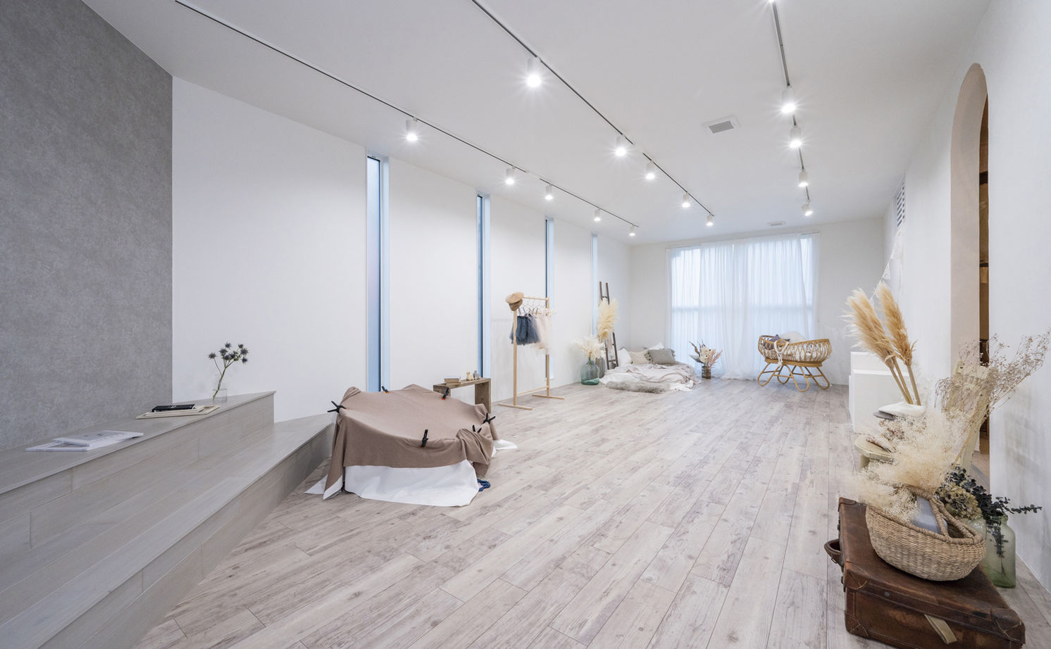 オカモトハウジング 【間取り図有/2階LDK/収納充実】住宅街でも圧倒的な開放感。交通量の多い交差点に佇む、シンボリックな家の建築実例画像3