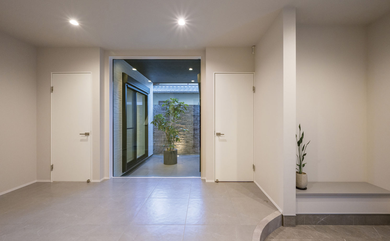 オカモトハウジング 【間取り図有/2階LDK/収納充実】住宅街でも圧倒的な開放感。交通量の多い交差点に佇む、シンボリックな家の建築実例画像4