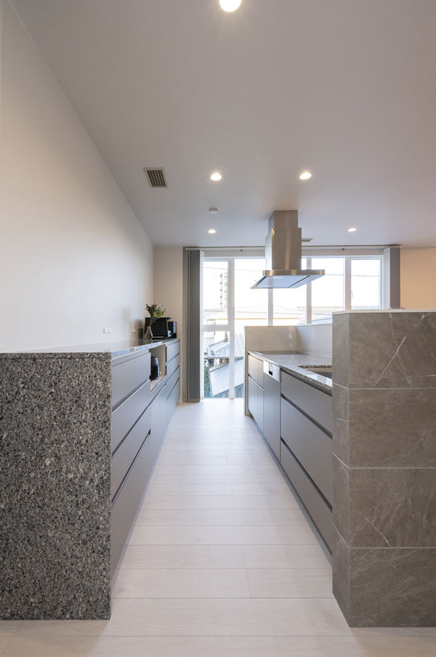 オカモトハウジング 【間取り図有/2階LDK/収納充実】住宅街でも圧倒的な開放感。交通量の多い交差点に佇む、シンボリックな家の建築実例画像6