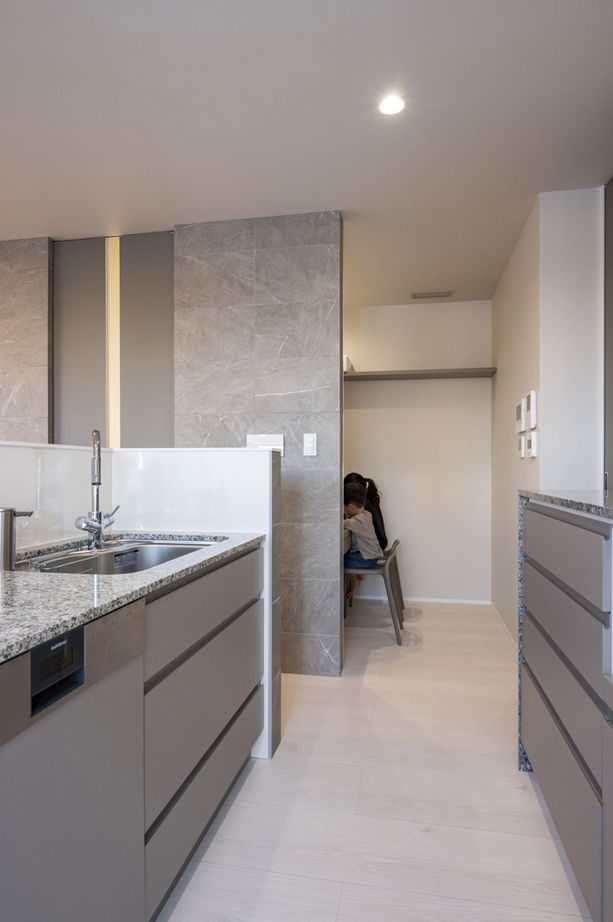 オカモトハウジング 【間取り図有/2階LDK/収納充実】住宅街でも圧倒的な開放感。交通量の多い交差点に佇む、シンボリックな家の建築実例画像7