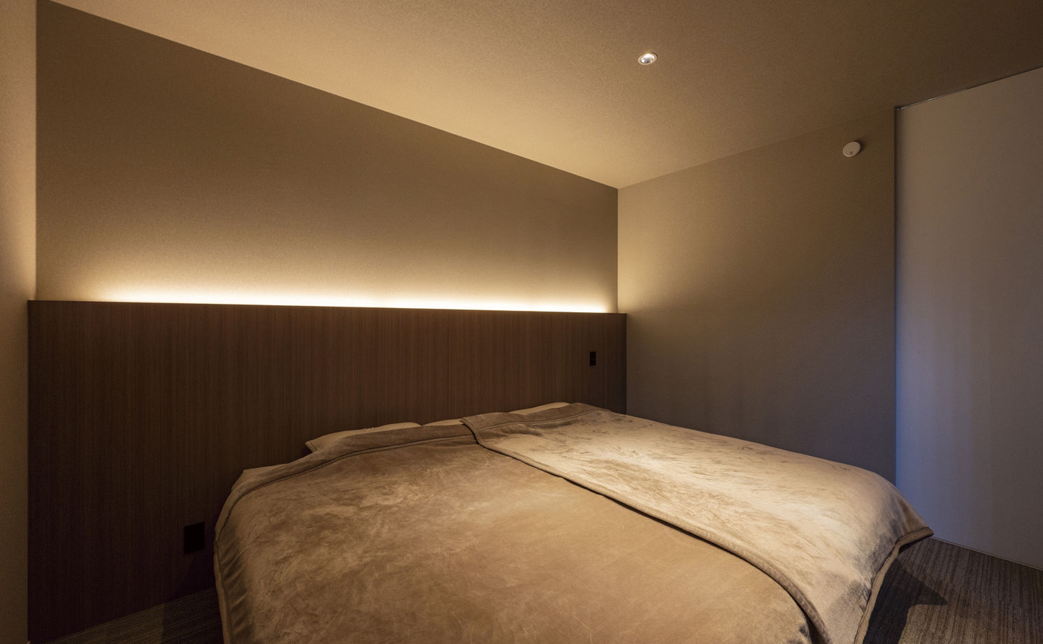 オカモトハウジング 【間取り図有/2階LDK/収納充実】住宅街でも圧倒的な開放感。交通量の多い交差点に佇む、シンボリックな家の建築実例画像8