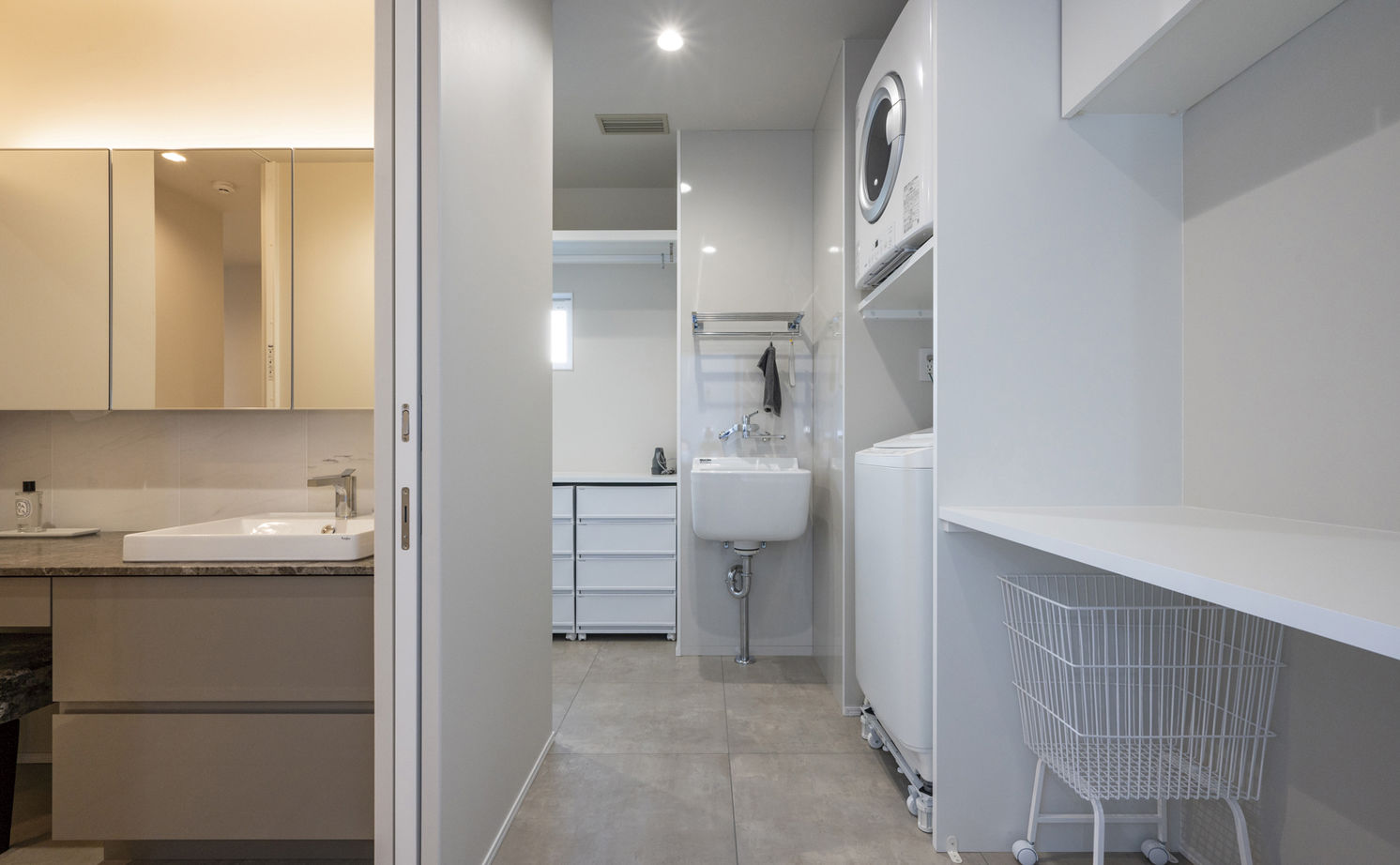 オカモトハウジング 【間取り図有/2階LDK/収納充実】住宅街でも圧倒的な開放感。交通量の多い交差点に佇む、シンボリックな家の建築実例画像11