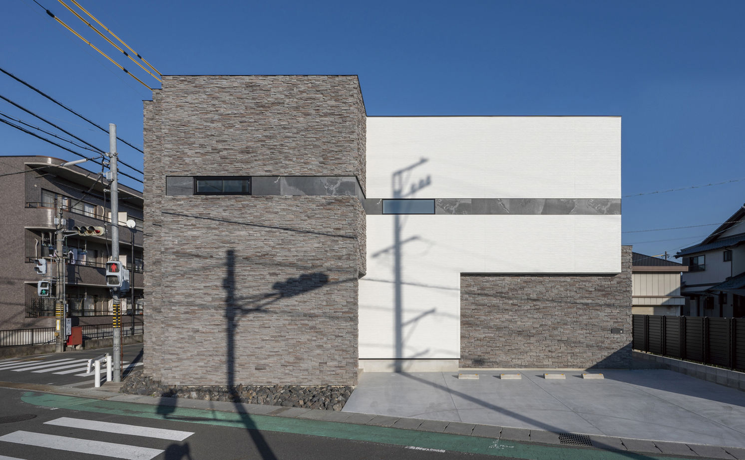 オカモトハウジング 【間取り図有/2階LDK/収納充実】住宅街でも圧倒的な開放感。交通量の多い交差点に佇む、シンボリックな家の建築実例画像16