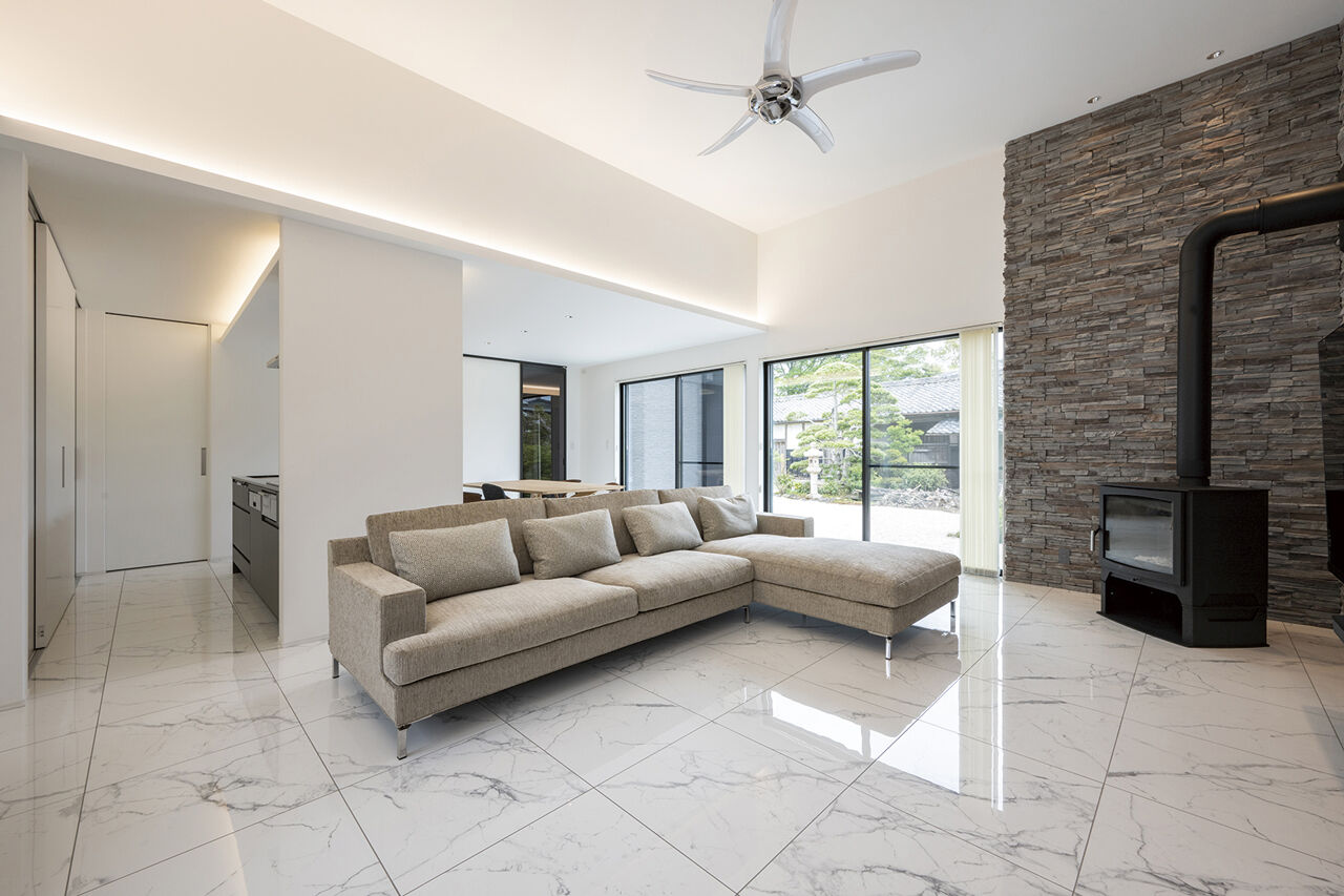 オカモトハウジング 【間取り図有/鈴鹿市/薪ストーブ】日本庭園と融合するモダニズム。『燻し銀』がテーマの平屋住宅の建築実例画像2