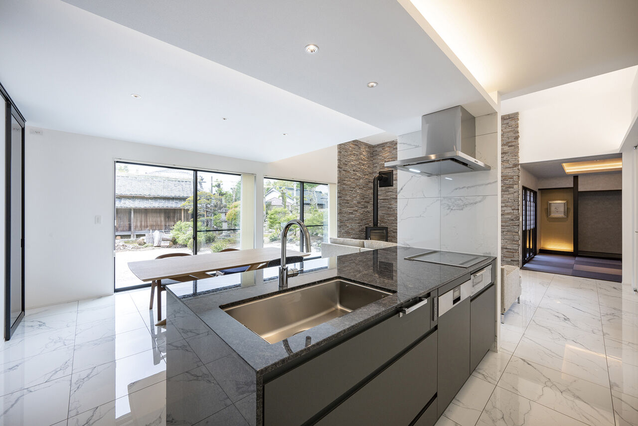 オカモトハウジング 【間取り図有/鈴鹿市/薪ストーブ】日本庭園と融合するモダニズム。『燻し銀』がテーマの平屋住宅の建築実例画像4