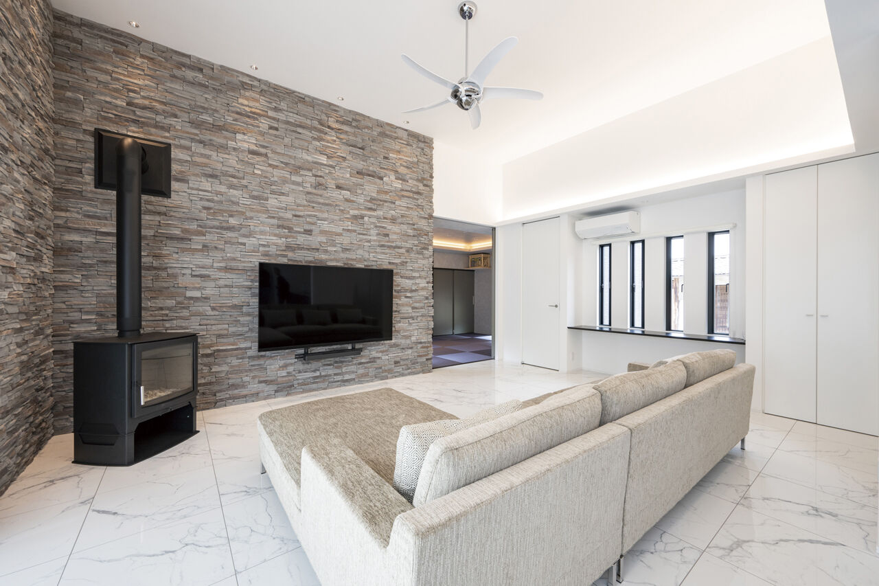 オカモトハウジング 【間取り図有/鈴鹿市/薪ストーブ】日本庭園と融合するモダニズム。『燻し銀』がテーマの平屋住宅の建築実例画像5