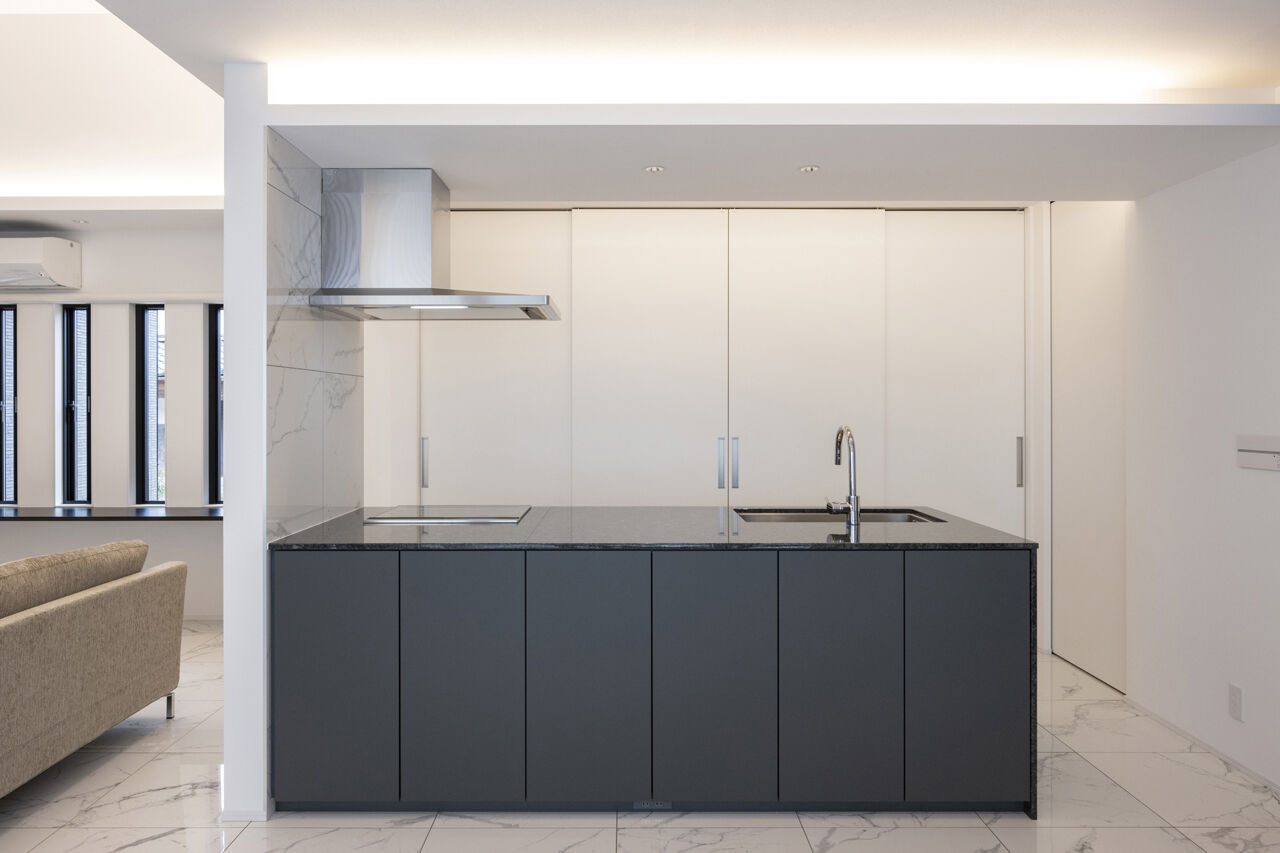 オカモトハウジング 【間取り図有/鈴鹿市/薪ストーブ】日本庭園と融合するモダニズム。『燻し銀』がテーマの平屋住宅の建築実例画像6