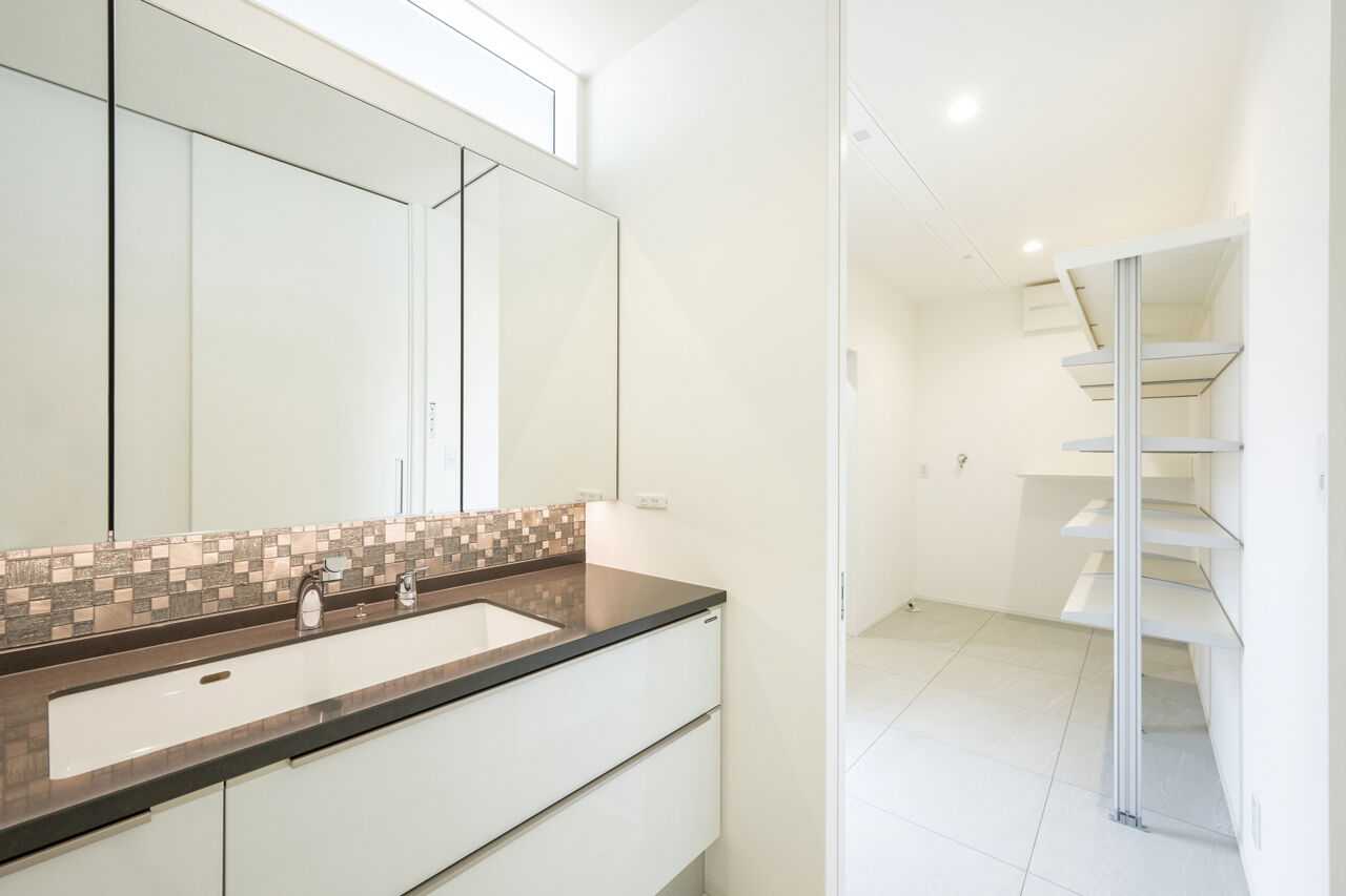 オカモトハウジング 【間取り図有/鈴鹿市/薪ストーブ】日本庭園と融合するモダニズム。『燻し銀』がテーマの平屋住宅の建築実例画像9