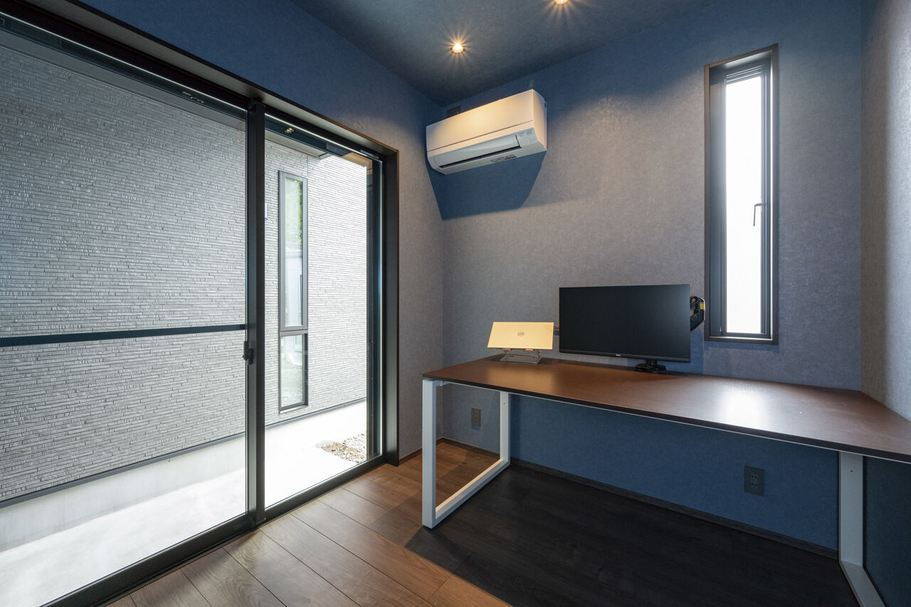 オカモトハウジング 【間取り図有/鈴鹿市/薪ストーブ】日本庭園と融合するモダニズム。『燻し銀』がテーマの平屋住宅の建築実例画像10