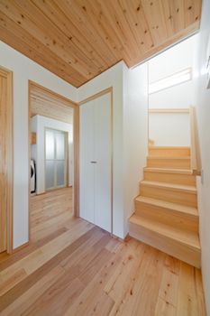 いたや工房（ITAYA KOBO SECONDBASE） 【2000～2500万円】竹林とその奥に広がる街並みの景色。借景を巧みに取り込む木の住まいの建築実例画像5