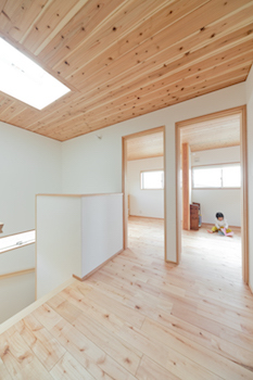 いたや工房（ITAYA KOBO SECONDBASE） 【2000～2500万円】竹林とその奥に広がる街並みの景色。借景を巧みに取り込む木の住まいの建築実例画像8