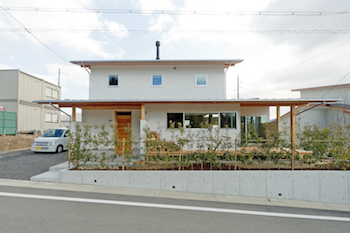 いたや工房（ITAYA KOBO SECONDBASE） 【2000～2500万円】竹林とその奥に広がる街並みの景色。借景を巧みに取り込む木の住まいの建築実例画像10