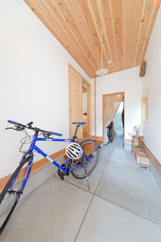 いたや工房（ITAYA KOBO SECONDBASE） 【2700万円台／二世帯住宅/約40坪】現場で鉋がけをする職人の姿に感動。家族6人が快適に暮らせる二世帯住宅の建築実例画像10