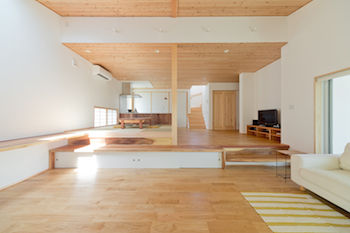 いたや工房（ITAYA KOBO SECONDBASE） 【3100万円台／45坪／京都府】軒を貫くシンボルツリーが印象的なスキップフロアで繋がる木の家の建築実例画像2