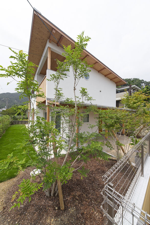 いたや工房（ITAYA KOBO SECONDBASE） 【2500万円台／兵庫県】LDKからの眺望や土間に配したスギの一枚板に圧倒される勾配天井の木の家の建築実例画像1