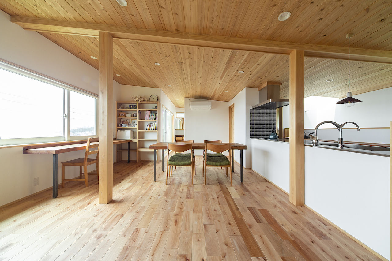 いたや工房（ITAYA KOBO SECONDBASE） 【2500万円台／兵庫県】LDKからの眺望や土間に配したスギの一枚板に圧倒される勾配天井の木の家の建築実例画像2