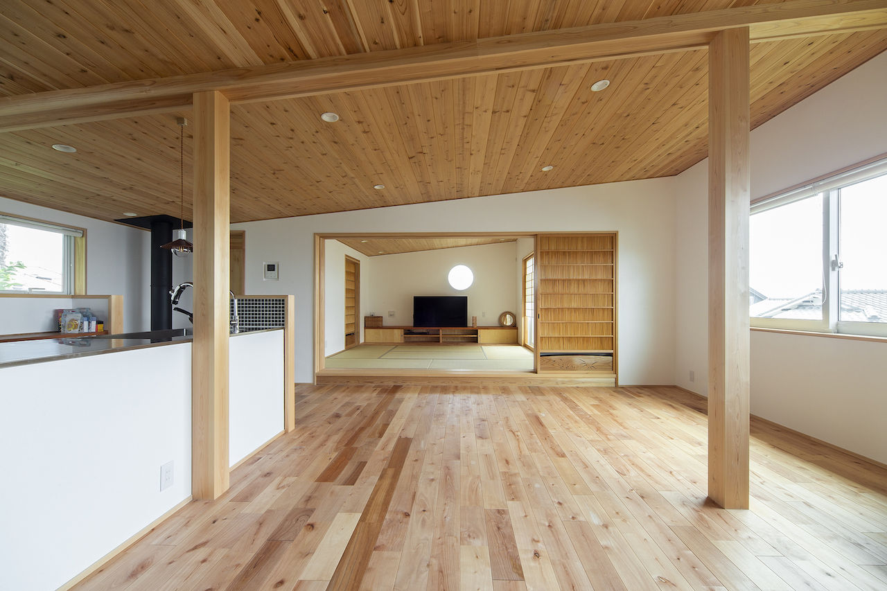 いたや工房（ITAYA KOBO SECONDBASE） 【2500万円台／兵庫県】LDKからの眺望や土間に配したスギの一枚板に圧倒される勾配天井の木の家の建築実例画像3