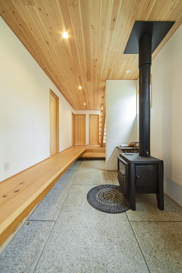 いたや工房（ITAYA KOBO SECONDBASE） 【2500万円台／兵庫県】LDKからの眺望や土間に配したスギの一枚板に圧倒される勾配天井の木の家の建築実例画像4