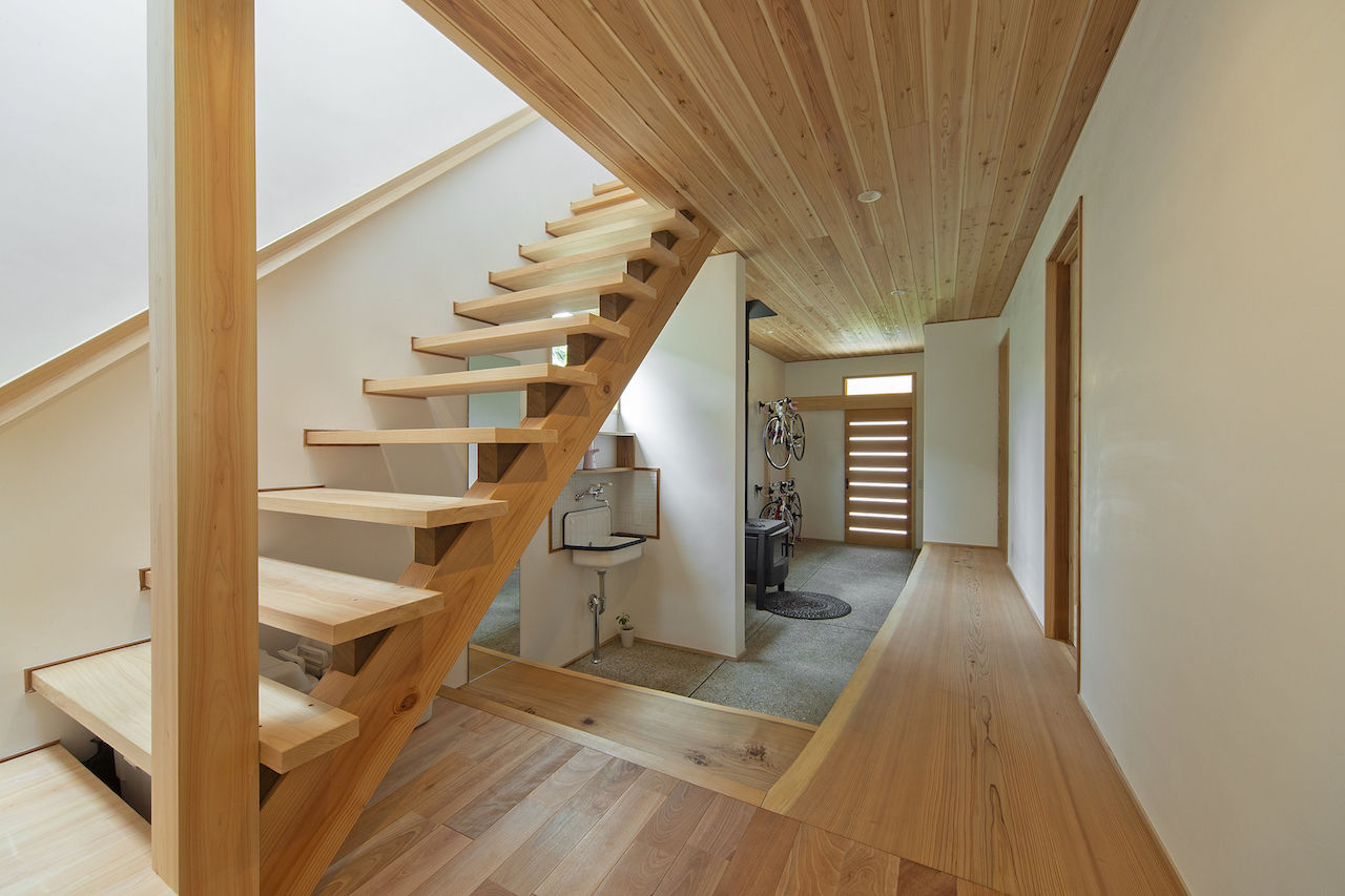 いたや工房（ITAYA KOBO SECONDBASE） 【2500万円台／兵庫県】LDKからの眺望や土間に配したスギの一枚板に圧倒される勾配天井の木の家の建築実例画像5