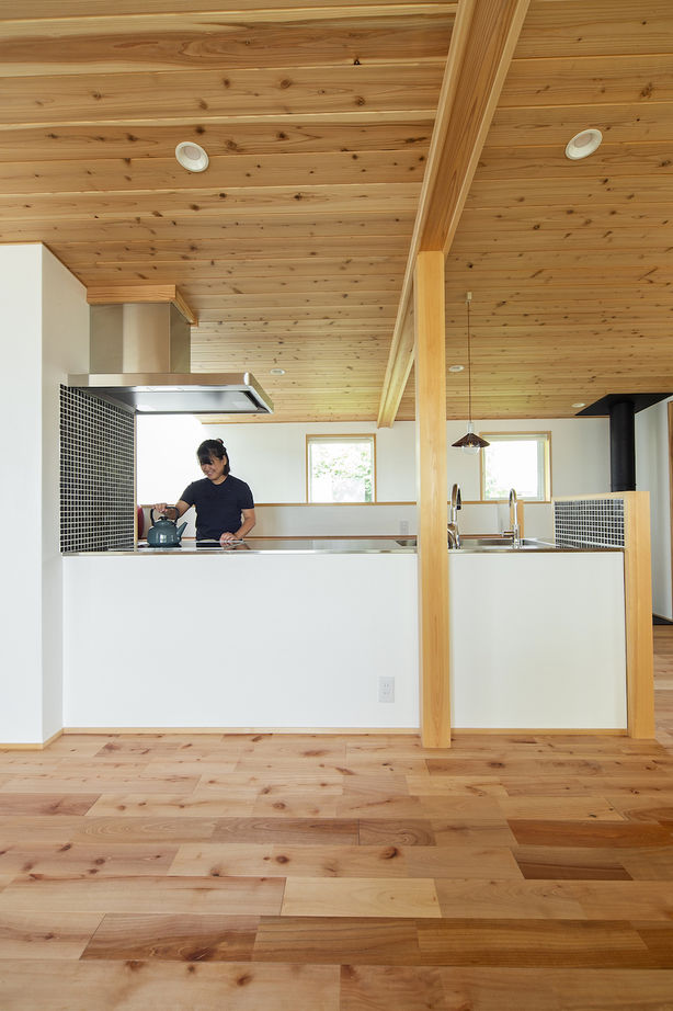 いたや工房（ITAYA KOBO SECONDBASE） 【2500万円台／兵庫県】LDKからの眺望や土間に配したスギの一枚板に圧倒される勾配天井の木の家の建築実例画像6