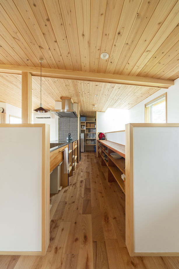 いたや工房（ITAYA KOBO SECONDBASE） 【2500万円台／兵庫県】LDKからの眺望や土間に配したスギの一枚板に圧倒される勾配天井の木の家の建築実例画像7