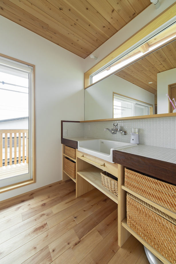 いたや工房（ITAYA KOBO SECONDBASE） 【2500万円台／兵庫県】LDKからの眺望や土間に配したスギの一枚板に圧倒される勾配天井の木の家の建築実例画像8