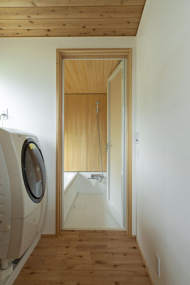 いたや工房（ITAYA KOBO SECONDBASE） 【2500万円台／兵庫県】LDKからの眺望や土間に配したスギの一枚板に圧倒される勾配天井の木の家の建築実例画像9