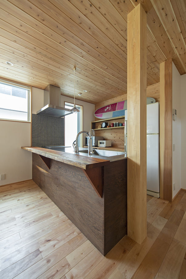 いたや工房（ITAYA KOBO SECONDBASE） 【2600万円台／約30坪／大阪府】広いウッドデッキに大きな土間収納。ラフさが魅力のサーファーズハウスの建築実例画像4