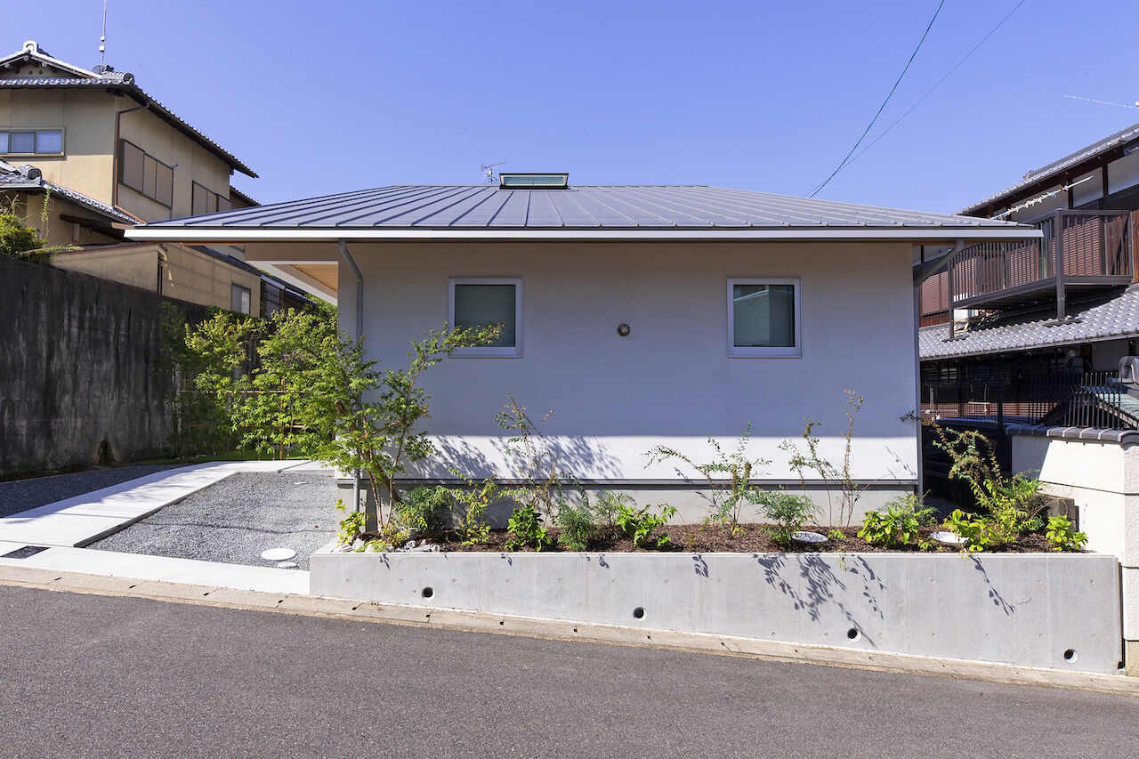 いたや工房（ITAYA KOBO SECONDBASE） 【3000～3500万円／京都府】暮らしの中にいつも緑の景色。平屋のように過ごせる大屋根の家の建築実例画像2