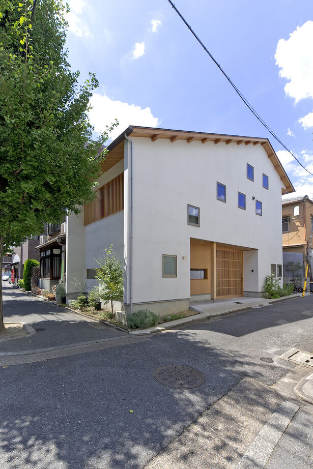 いたや工房（ITAYA KOBO SECONDBASE） 【3000～3500万円／京都府】格子戸で外と繋がる路地空間が魅力。光と視線を巧みに操る2階LDKの住まいの建築実例画像2