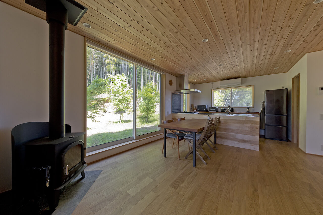 いたや工房（ITAYA KOBO SECONDBASE） 【3000～3500万円／京都府】巧みな窓の配置と木の造作で叶えた緑と本、薪ストーブがある暮らしの建築実例画像2