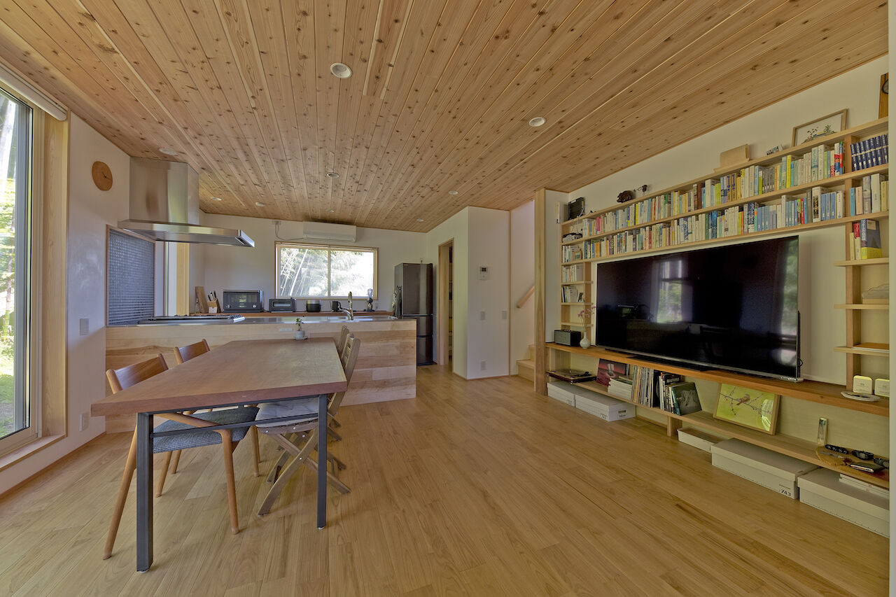 いたや工房（ITAYA KOBO SECONDBASE） 【3000～3500万円／京都府】巧みな窓の配置と木の造作で叶えた緑と本、薪ストーブがある暮らしの建築実例画像3