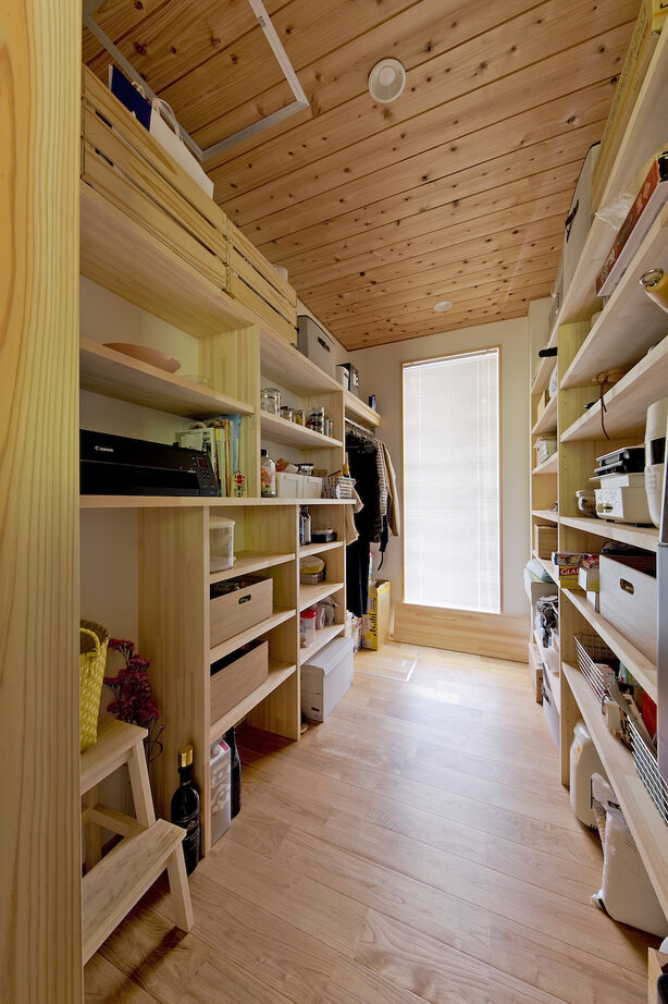 いたや工房（ITAYA KOBO SECONDBASE） 【3000～3500万円／京都府】巧みな窓の配置と木の造作で叶えた緑と本、薪ストーブがある暮らしの建築実例画像4