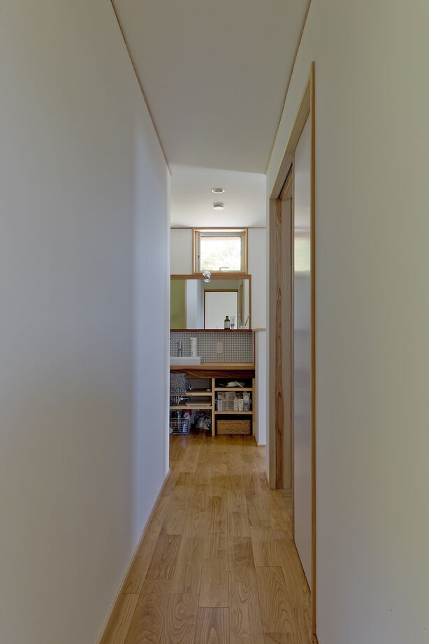 いたや工房（ITAYA KOBO SECONDBASE） 【3000～3500万円／京都府】巧みな窓の配置と木の造作で叶えた緑と本、薪ストーブがある暮らしの建築実例画像5