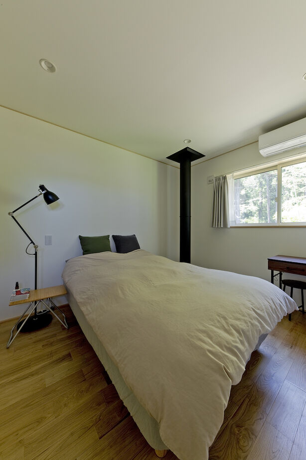 いたや工房（ITAYA KOBO SECONDBASE） 【3000～3500万円／京都府】巧みな窓の配置と木の造作で叶えた緑と本、薪ストーブがある暮らしの建築実例画像6