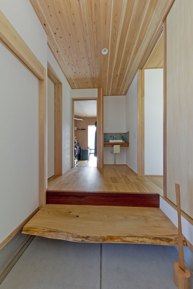 いたや工房（ITAYA KOBO SECONDBASE） 【3000～3500万円／京都府】巧みな窓の配置と木の造作で叶えた緑と本、薪ストーブがある暮らしの建築実例画像7