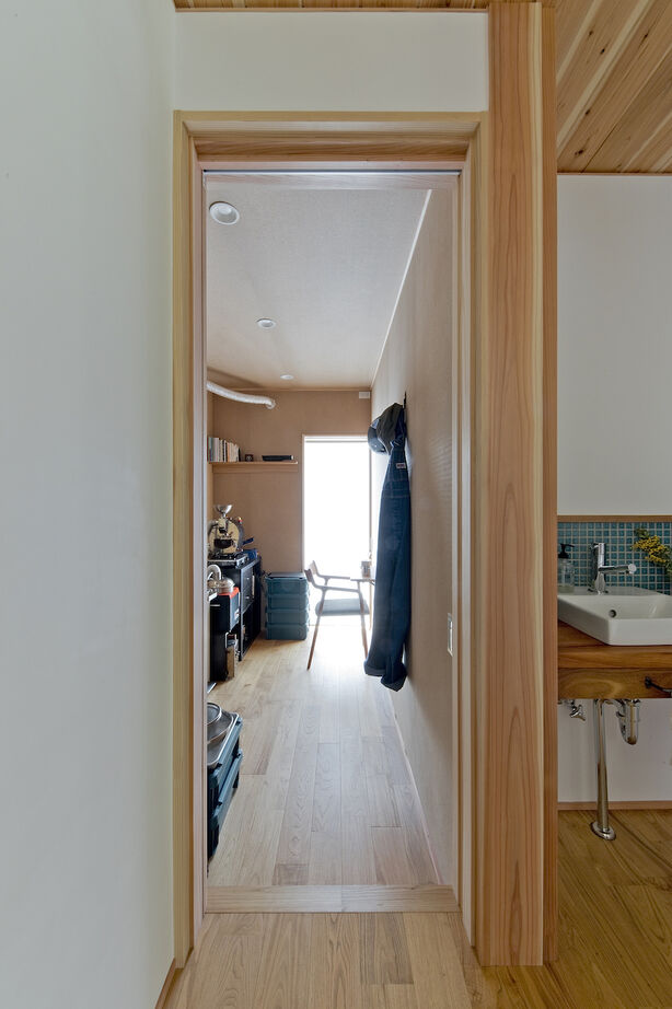 いたや工房（ITAYA KOBO SECONDBASE） 【3000～3500万円／京都府】巧みな窓の配置と木の造作で叶えた緑と本、薪ストーブがある暮らしの建築実例画像8