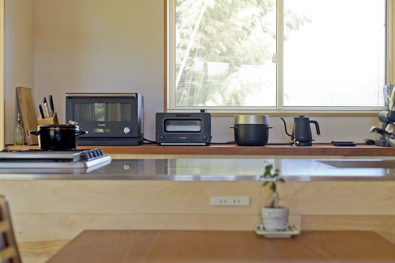 いたや工房（ITAYA KOBO SECONDBASE） 【3000～3500万円／京都府】巧みな窓の配置と木の造作で叶えた緑と本、薪ストーブがある暮らしの建築実例画像9