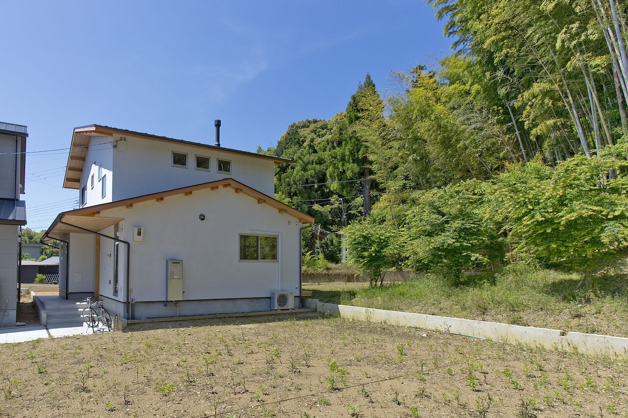 いたや工房（ITAYA KOBO SECONDBASE） 【3000～3500万円／京都府】巧みな窓の配置と木の造作で叶えた緑と本、薪ストーブがある暮らしの建築実例画像10