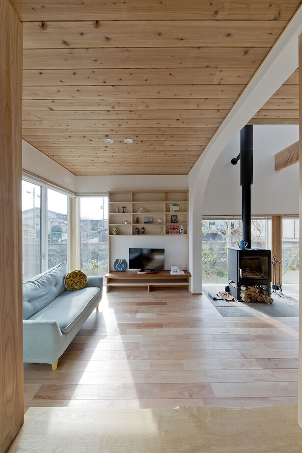 いたや工房（ITAYA KOBO SECONDBASE） 【3000～3500万円／京都府】庭の緑と景色がすぐ側に。和の設えにアーチが馴染む吹き抜け＆薪ストーブの家の建築実例画像2