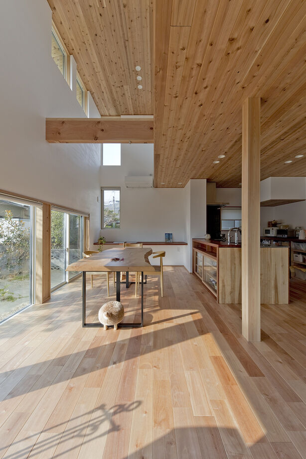 いたや工房（ITAYA KOBO SECONDBASE） 【3000～3500万円／京都府】庭の緑と景色がすぐ側に。和の設えにアーチが馴染む吹き抜け＆薪ストーブの家の建築実例画像3