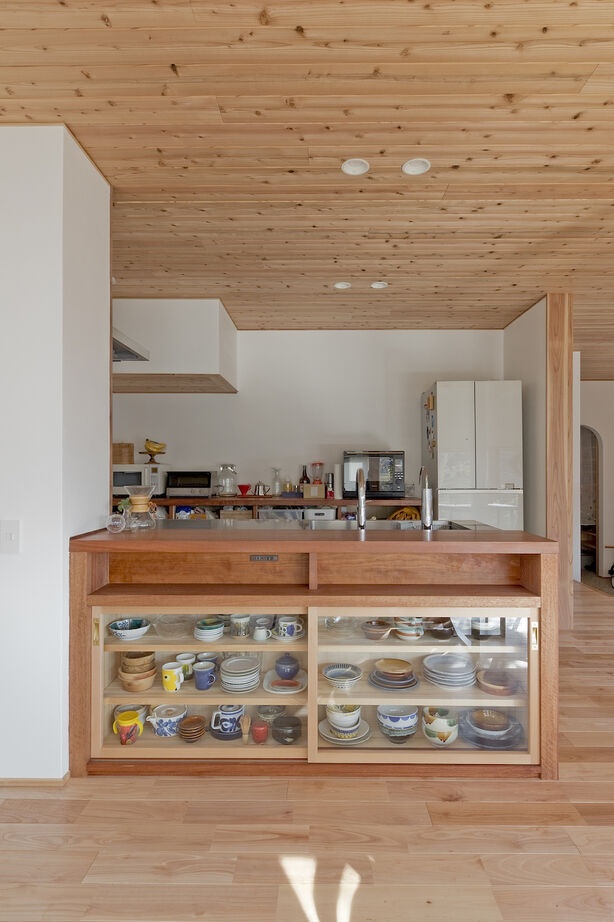 いたや工房（ITAYA KOBO SECONDBASE） 【3000～3500万円／京都府】庭の緑と景色がすぐ側に。和の設えにアーチが馴染む吹き抜け＆薪ストーブの家の建築実例画像4