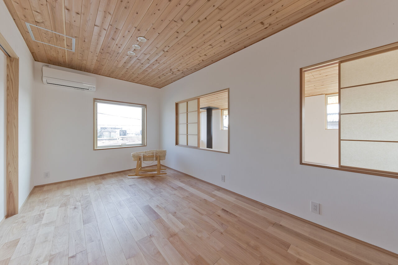 いたや工房（ITAYA KOBO SECONDBASE） 【3000～3500万円／京都府】庭の緑と景色がすぐ側に。和の設えにアーチが馴染む吹き抜け＆薪ストーブの家の建築実例画像6