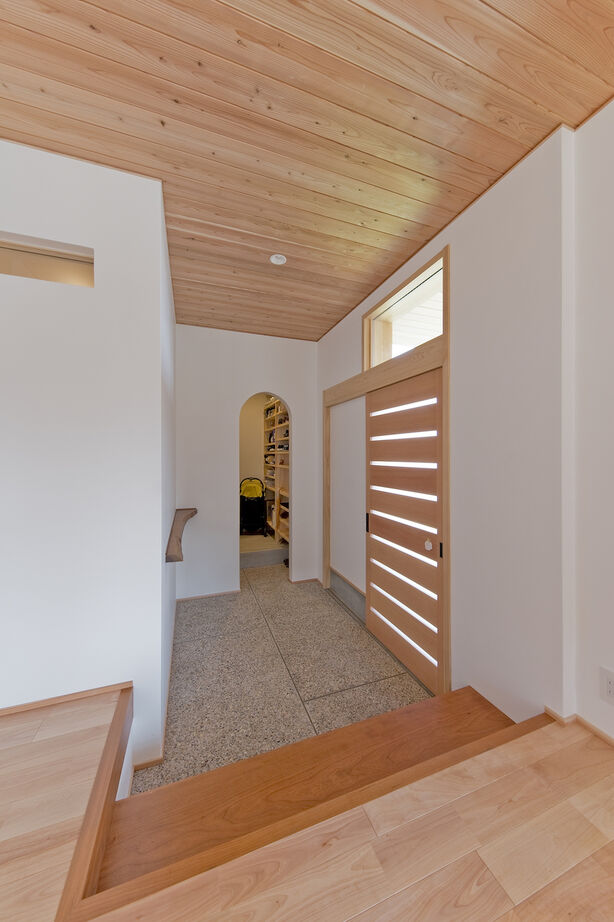 いたや工房（ITAYA KOBO SECONDBASE） 【3000～3500万円／京都府】庭の緑と景色がすぐ側に。和の設えにアーチが馴染む吹き抜け＆薪ストーブの家の建築実例画像9