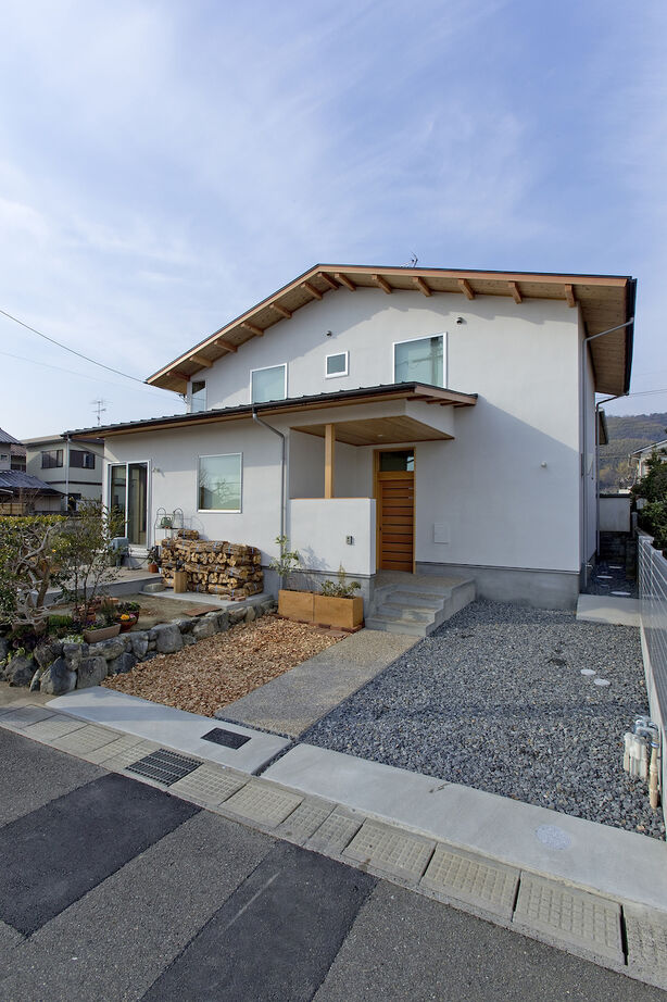 いたや工房（ITAYA KOBO SECONDBASE） 【3000～3500万円／京都府】庭の緑と景色がすぐ側に。和の設えにアーチが馴染む吹き抜け＆薪ストーブの家の建築実例画像10