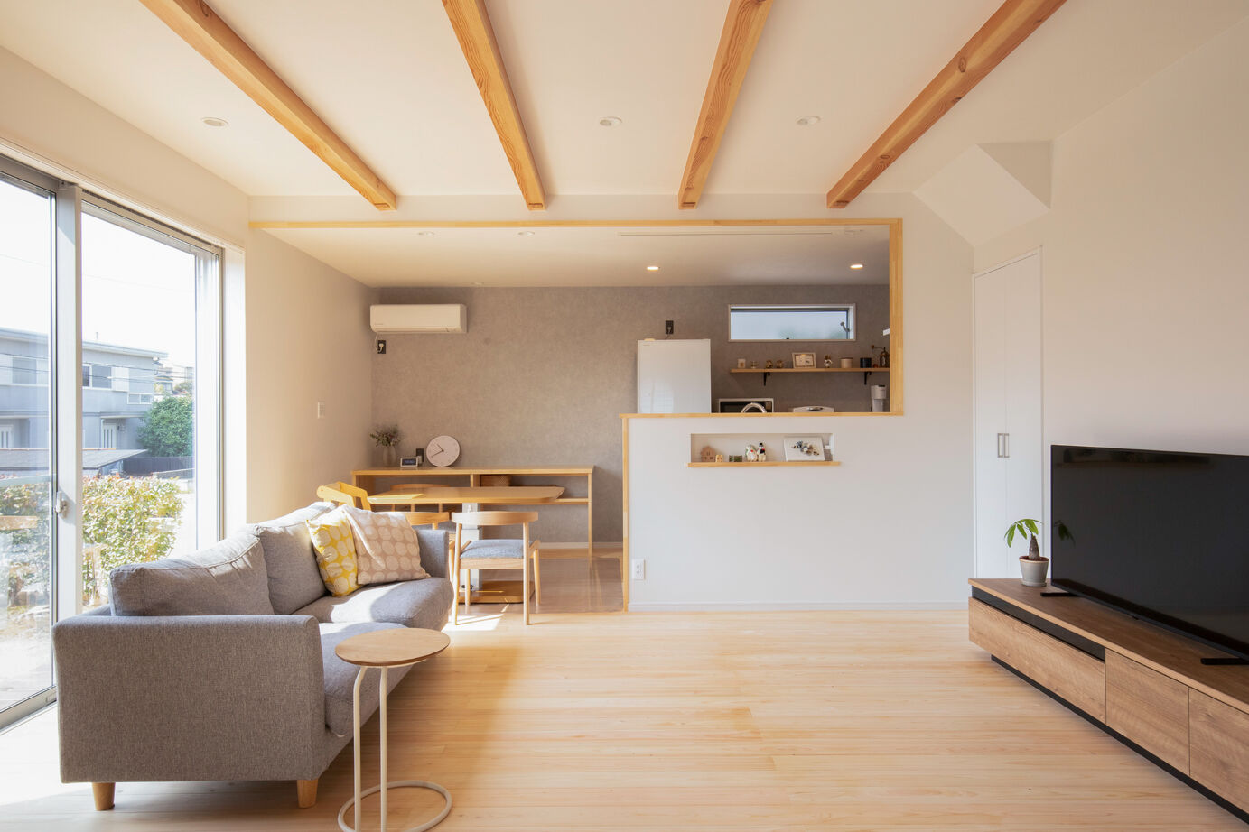 藤見工務店 【ガレージ/木の家/和室】やさしい光が差し込む１階で完結する癒しの家の建築実例画像2