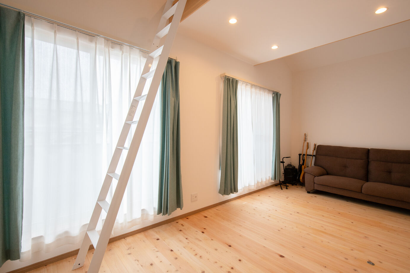 藤見工務店 【木の家】木の香り漂うリビングの梁を魅せるお家の建築実例画像5