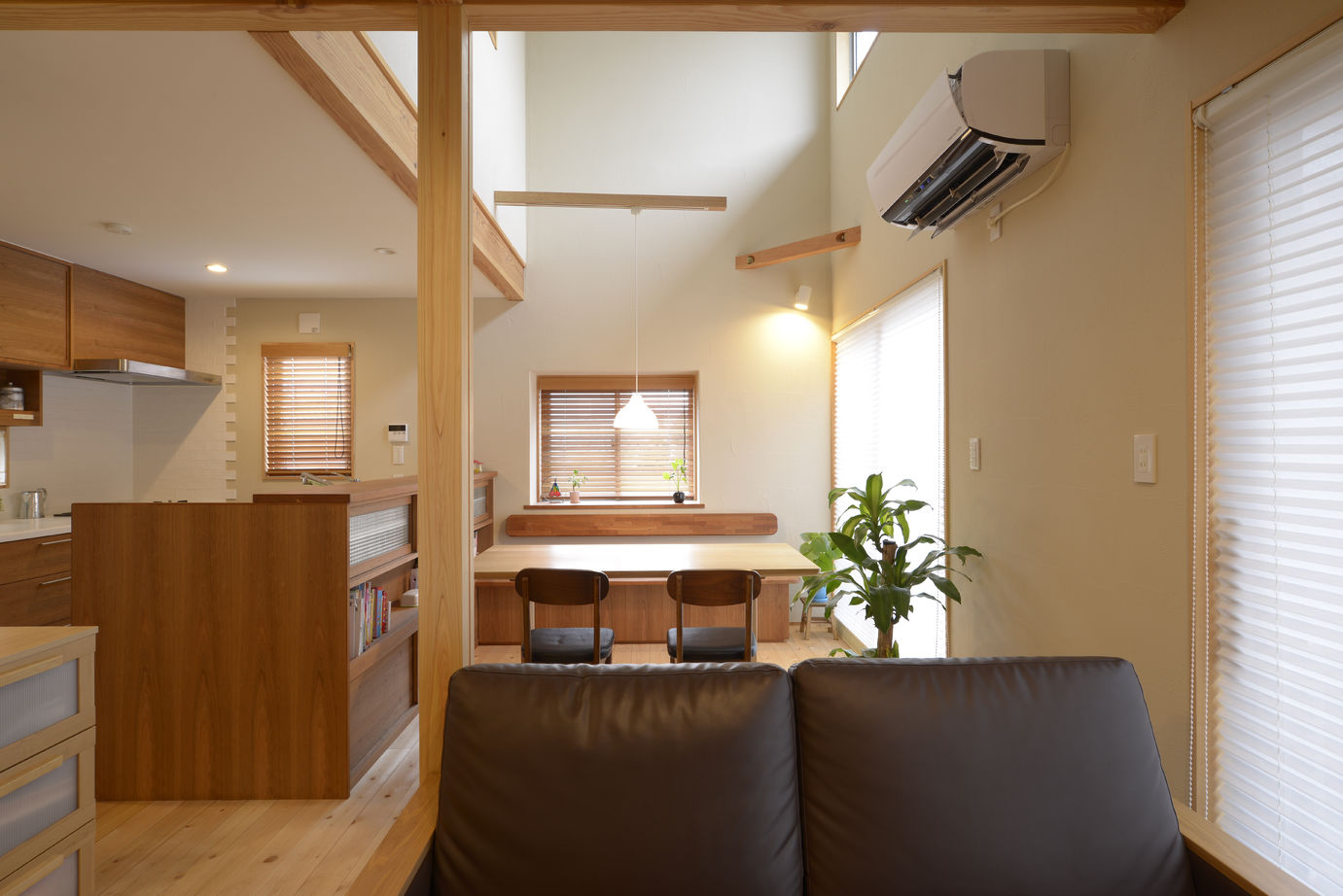 優建築工房 【1000万円台/20坪台/狭小/間取り】狭小ながらも光の集まるダイニングとウッドデッキで家族の団らんをの建築実例画像2